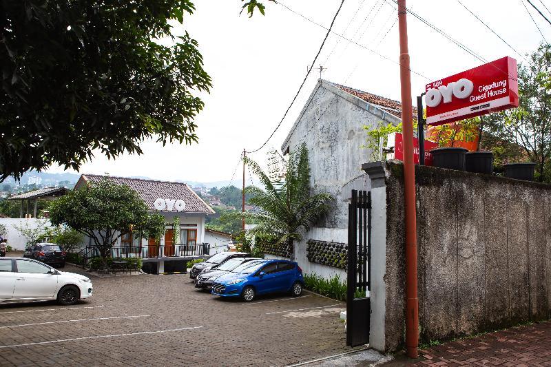 Oyo 569 Cigadung Guest House Syariah Bandung Eksteriør billede