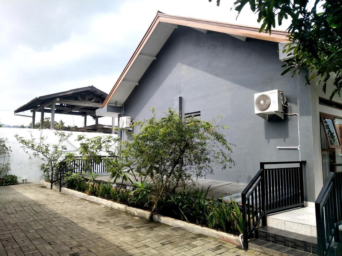 Oyo 569 Cigadung Guest House Syariah Bandung Eksteriør billede